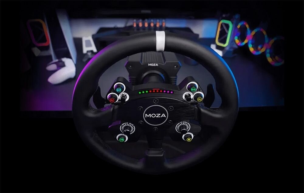 Kierownica MOZA Racing CS V2P (PC) Widok na zestaw gamingowy z padem, głośnikami, konsolą i kierownicą Moza Racing CS V2P