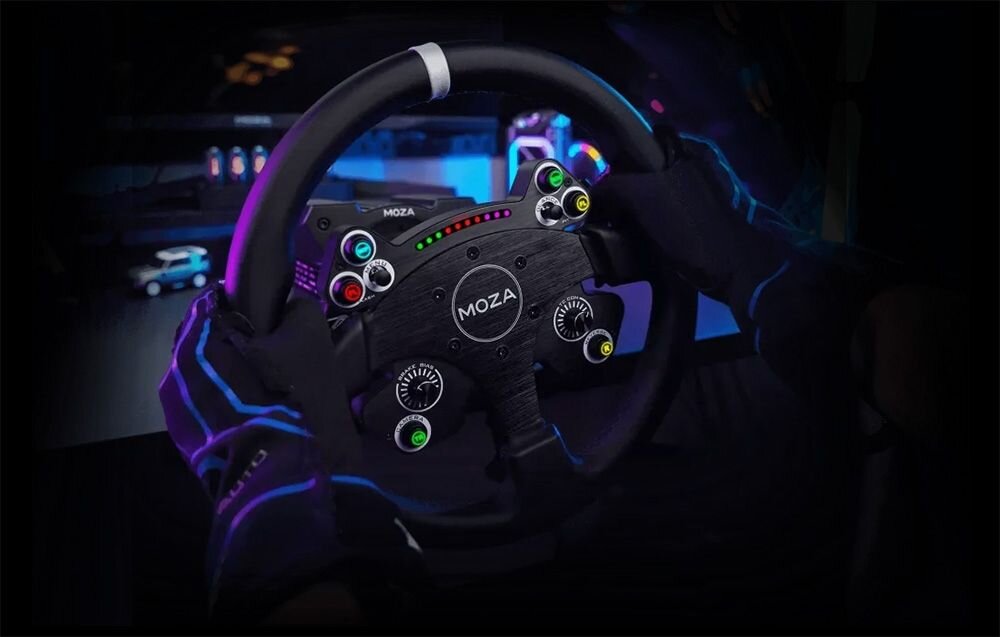 Kierownica MOZA Racing CS V2P (PC) Osoba nosząca rękawiczki do jazdy samochodowej trzyma kierownicę gamingową Moza technologia magnetyczna oraz fotoelektryczna wysoka czułość zmiana biegu odbywa się płynnie