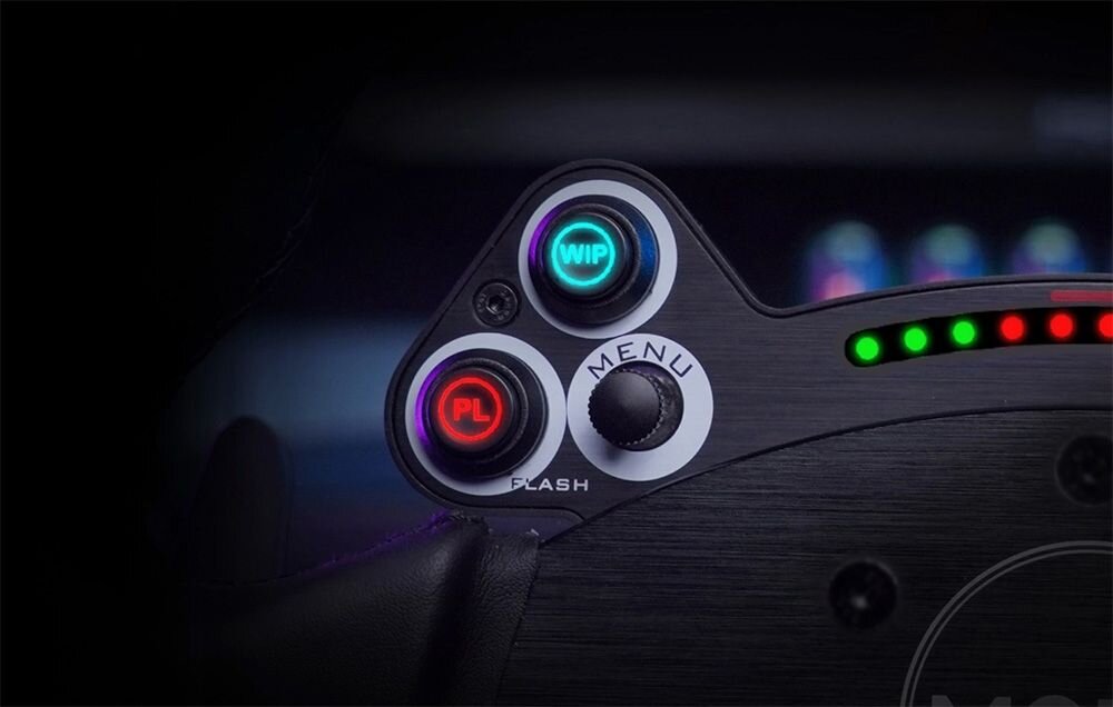 Kierownica MOZA Racing CS V2P (PC) Zbliżenie na przyciski na kierownicy gamingowej Moza pasek z 10 diodami RGB LED wizualne monitorowanie obrotów siedem dostępnych kolorów