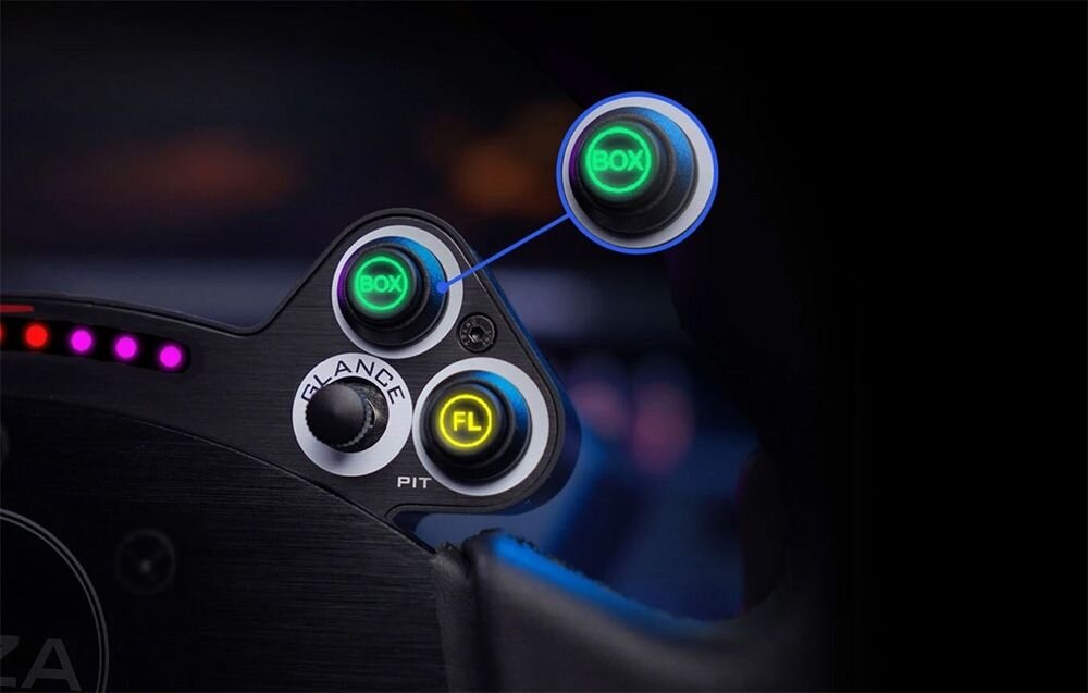 Kierownica MOZA Racing CS V2P (PC) Zbliżenie na dwa przyciski kierownicy gamingowej, na której widnieją napisy BOX, GLANCE i FL przyciski joysticki krzyżaki kontrola nad grą