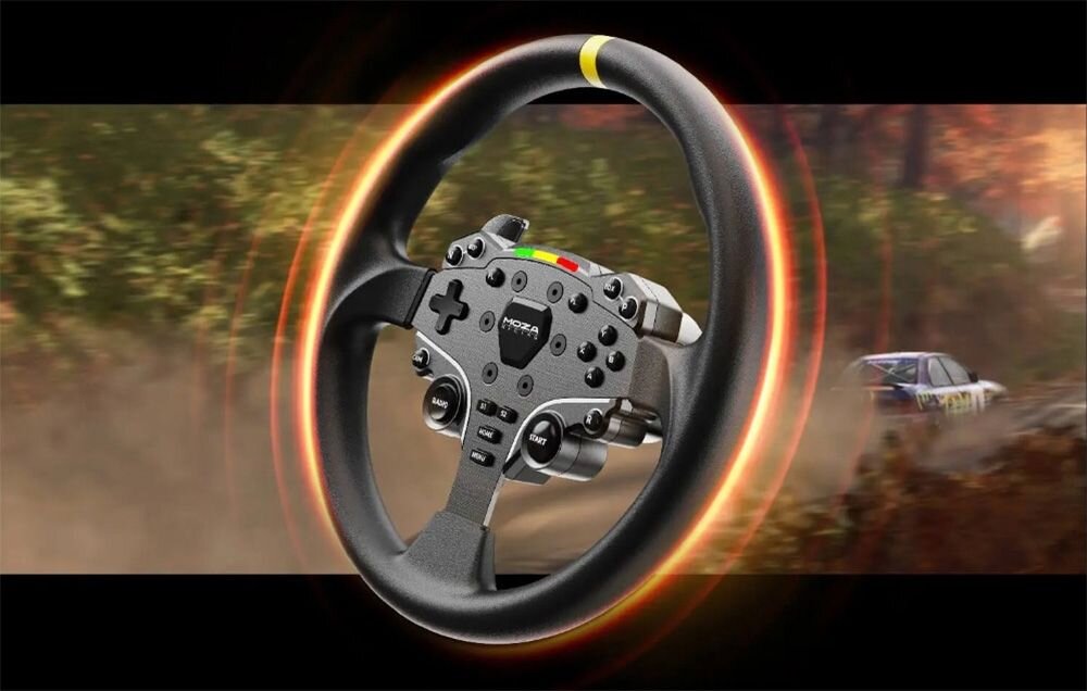 Obręcz kierownicy MOZA Racing ES RS046 Kierownica wyścigowa MOZA z przyciskami funkcyjnymi, ukazana na tle rajdowej scenerii z rozmazanym samochodem