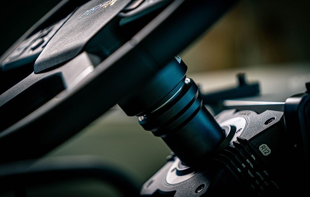 Kierownica MOZA Racing RS071 (PC) Zbliżenie na mechanizm Quick Release łączący kierownicę Moza z bazą R12 szybki montaż zgodność z modelami marki MOZA bazy innych producentów elastyczność