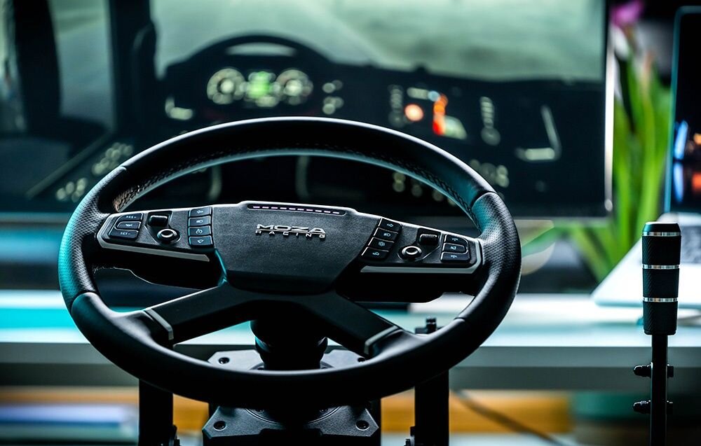 Kierownica MOZA Racing RS071 (PC) Kierownica gamingowa MOZA Racing z podświetleniem, w tle monitor perforowana mikrofibra przyczepność ręczne przeszycia alumi' szkielet obracane pokrętła czułe joysticki