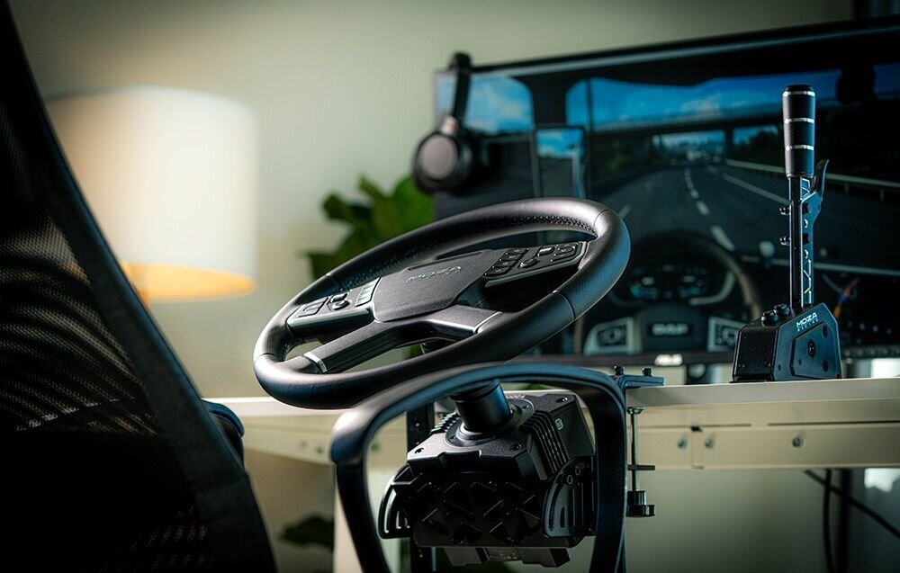 Kierownica MOZA Racing RS071 (PC) Zestaw Moza Racing: baza R5 i kierownica TSW zamontowane na biurku przy symulatorze ciężarówki 15-bitowy enkoder wysoka dokładność pierścień ślizgowy klasy wojskowej 5 milionów obrotów nieograniczone obroty kierownicy