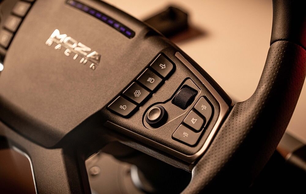 Kierownica MOZA Racing RS071 (PC) Zbliżenie na przyciski kierownicy MOZA Racing wytrzymała stal grubość regulacja kąta biurka symulacje ciężarówek