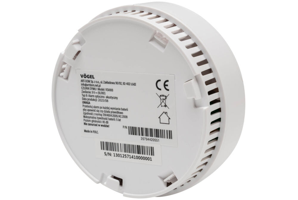 Czujnik dymu VÖGEL VSA100 Zdjęcie od spodu czujnika dymu VÖGEL VSA100. Widoczne są kratki wentylacyjne na obwodzie, kod kreskowy, numery seryjne oraz naklejka z danymi technicznymi i certyfikatami (m.in. CE, informacje o producencie, poziomie głośności 85 dB, żywotności baterii 5 lat).