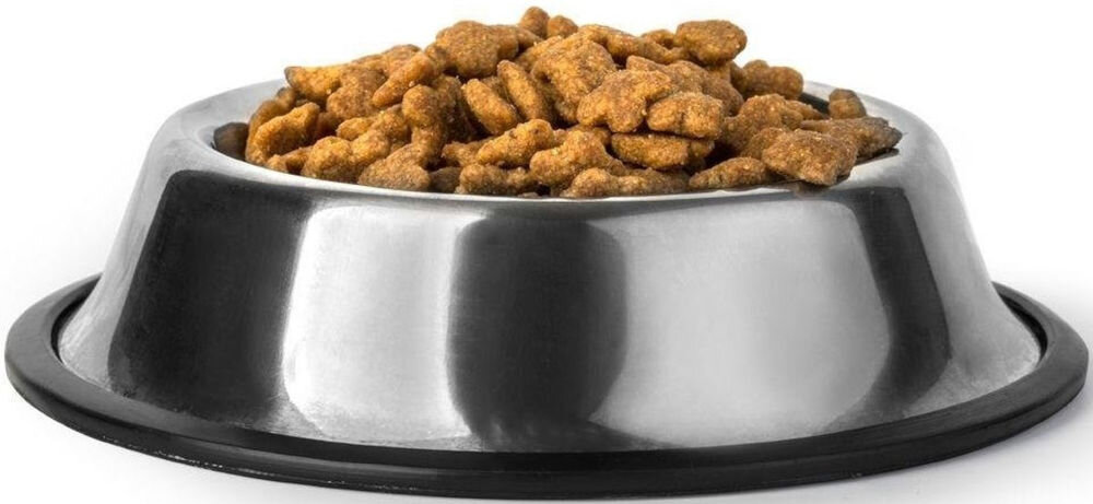 Stalowa miska wypełniona suchą karmą dla zwierząt, z czarną gumową podstawą. Produkt przeznaczony dla psów i kotów.
