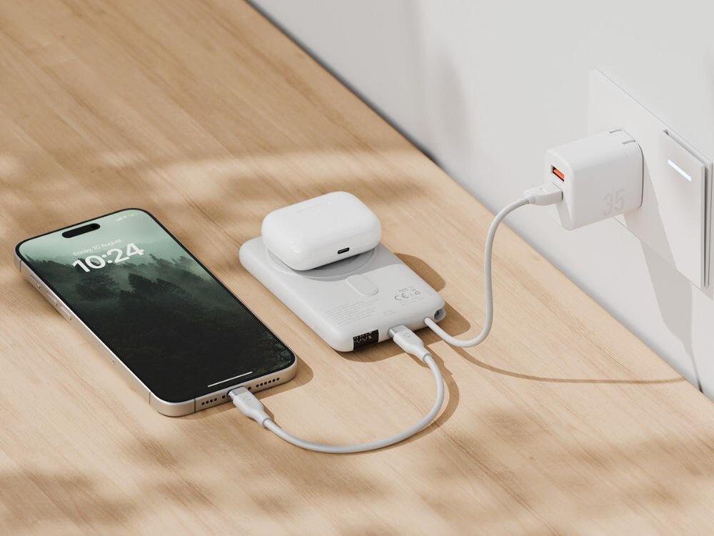 Powerbank ENERGEA Bazic Fusion Mag 10000mAh 20W Szary
                powerbank podłączony do kontaktu ładujący słuchawki i telefon