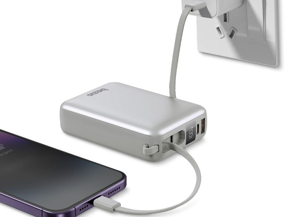 Powerbank ENERGEA Bazic Fusion Mini 20000mAh 20W Szary
                powerbank ładujący telefon i podłączony do kontaktu białe tło zgrabna obudowa niska waga jednoczesne ładowanie trzech urządzeń tryb ładowania niskoprądowego