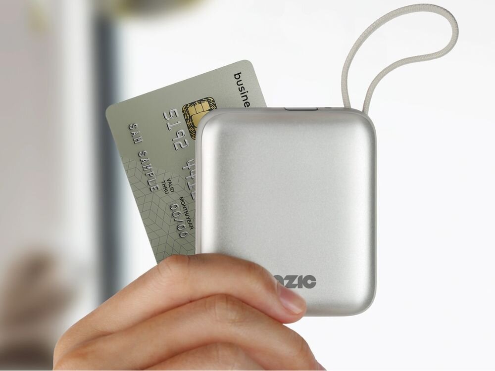 Powerbank ENERGEA Bazic Fusion Mini 10000mAh 20W Szary
                powerbank w dłoni razem z kartą kredytową