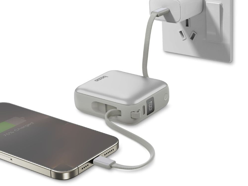 Powerbank ENERGEA Bazic Fusion Mini 10000mAh 20W Szary
                powerbank podłączony do kontaktu i telefonu zintegrowane kable usb-c lightning smycz do przenoszenia