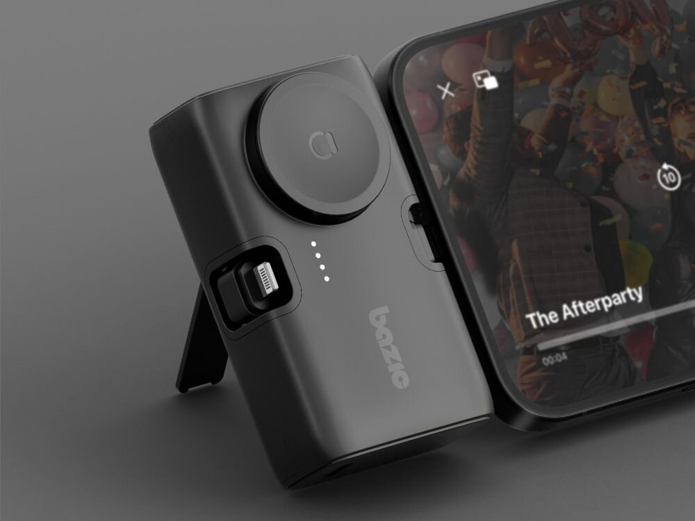 Powerbank ENERGEA Bazic Koda 5000mAh 20W
                powerbank z funkcją podstawki podłączony do telefonu