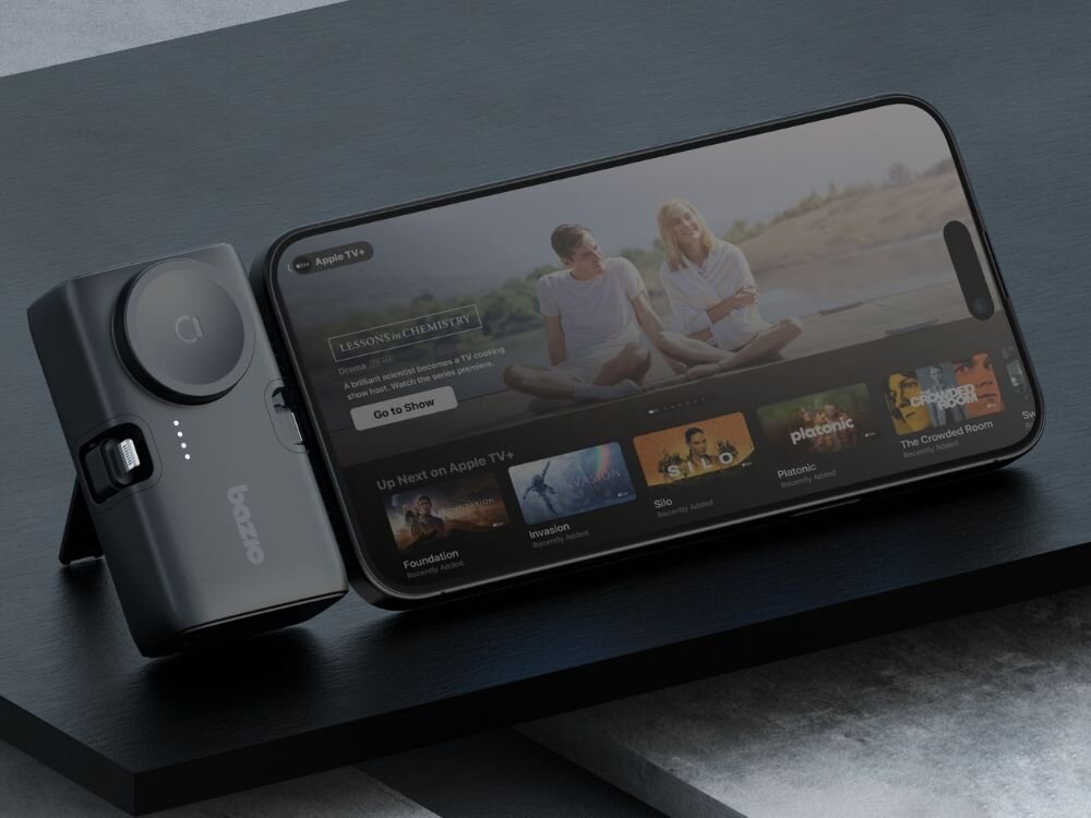 Powerbank ENERGEA Bazic Koda 5000mAh 20W
                powerbank z funkcją podstawki podłączony do telefonu smartfon apple watch rozkładana podpórka funkcja pass-through