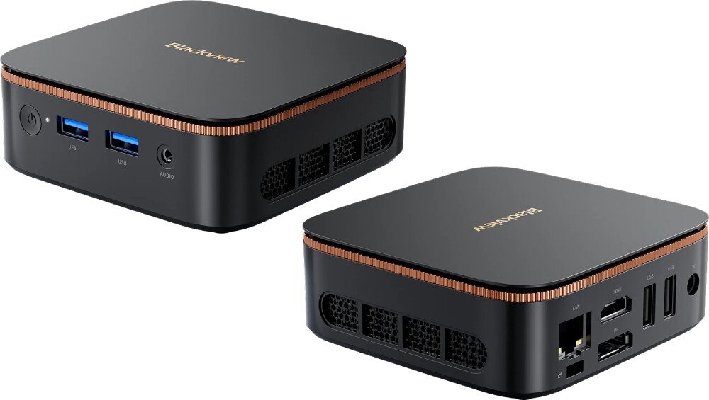 Komputer BLACKVIEW MP20 Dwa małe czarne komputery z miedzianą krawędzią pokazane z różnych stron, widoczne są porty USB, audio, HDMI, DisplayPort, LAN i otwory wentylacyjne, porty, złącza