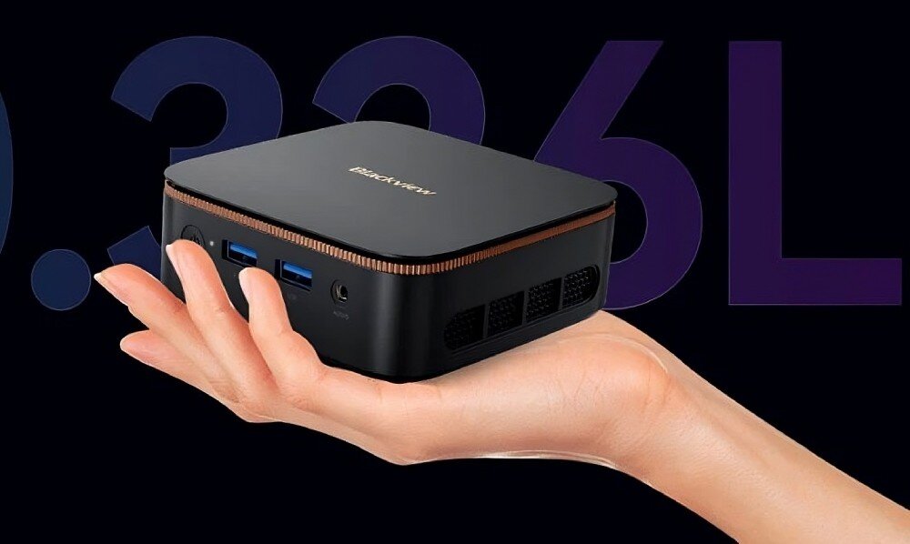 Komputer BLACKVIEW MP20 Dłoń trzyma niewielkie urządzenie w czarnej obudowie z miedzianym akcentem, na tle dużego napisu '0.326L', obudowa, objętość, waga, wygląd