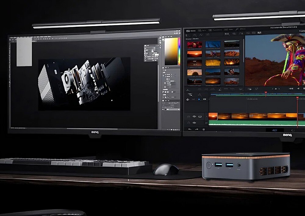 Komputer BLACKVIEW MP20 Na biurku znajdują się dwa monitory, na których widać edycję grafiki i filmu, a obok leży mały komputer z portami skierowanymi do przodu, obraz, rozdzielczość, monitory