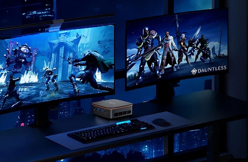 Komputer BLACKVIEW MP20 Ciemne pomieszczenie z dwoma ekranami wyświetlającymi grę, przed nimi stoi klawiatura i mysz, a obok niewielki komputer z podświetleniem, łączność bezprzewodowa, Wi-Fi, Bluetooth