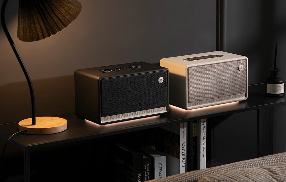 Głośnik mobilny EDIFIER ES300 efekty świetlne trzy tryby dwa kolory, głośniki stojące na stoliku obok lampki