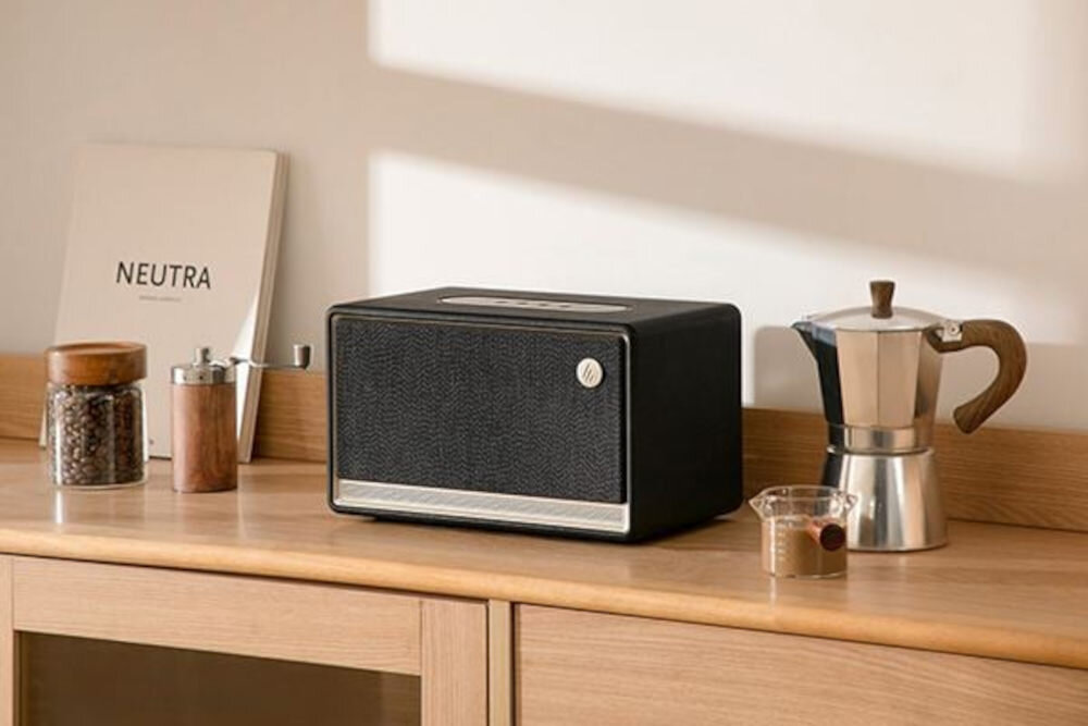 Głośnik mobilny EDIFIER ES300 Bluetooth 5.4 LDAC USB AUX, głośnik stojący na komodzie w pomieszczeniu