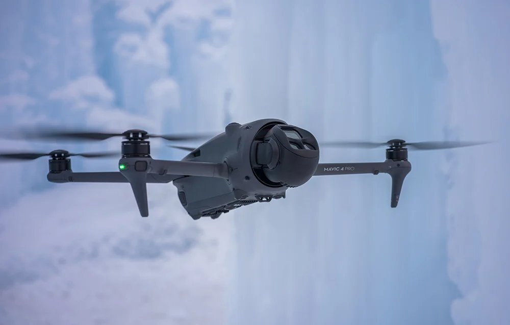 Dron DJI w trakcie lotu.