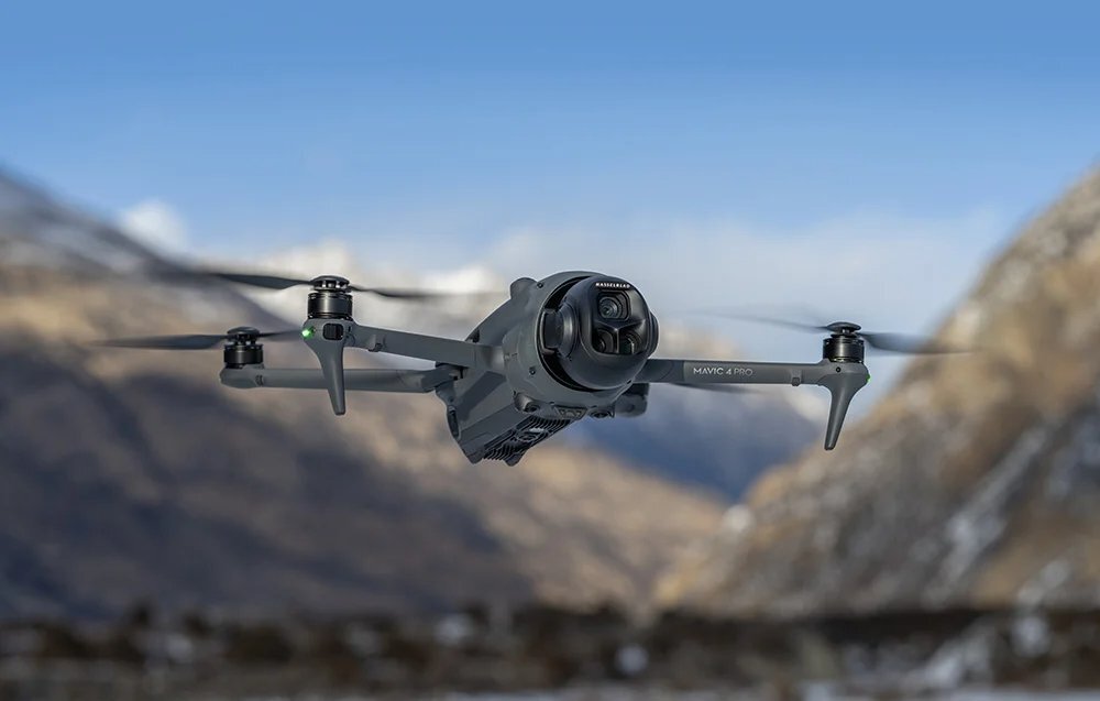 Dron DJI w trakcie lotu.