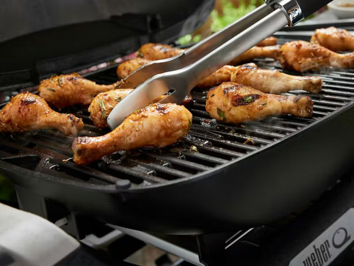 Grill gazowy WEBER Q 2200N 1501094 4.1 kW, gazowy, ruszt, burgery, temperatura, Podudzia z kurczaka pieczone na ruszcie, obracane szczypcami.