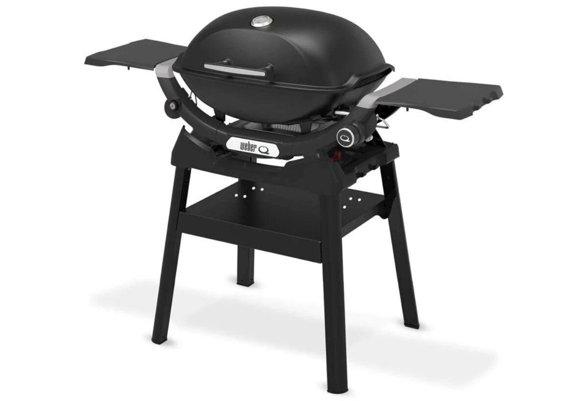 Grill gazowy WEBER Q 2200N 1501094 4.1 kW, stoliki, haczyki, zapłon, bateria, Grill Weber Q na czarnym stojaku z rozłożonymi stolikami bocznymi.