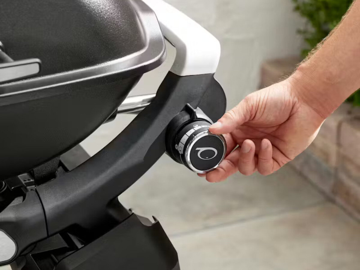 Grill gazowy WEBER Q 2200N 1501094 4.1 kW, rama, pokrętła, stabilność, komfort, Dłoń regulująca temperaturę na pokrętle grilla Weber Q.