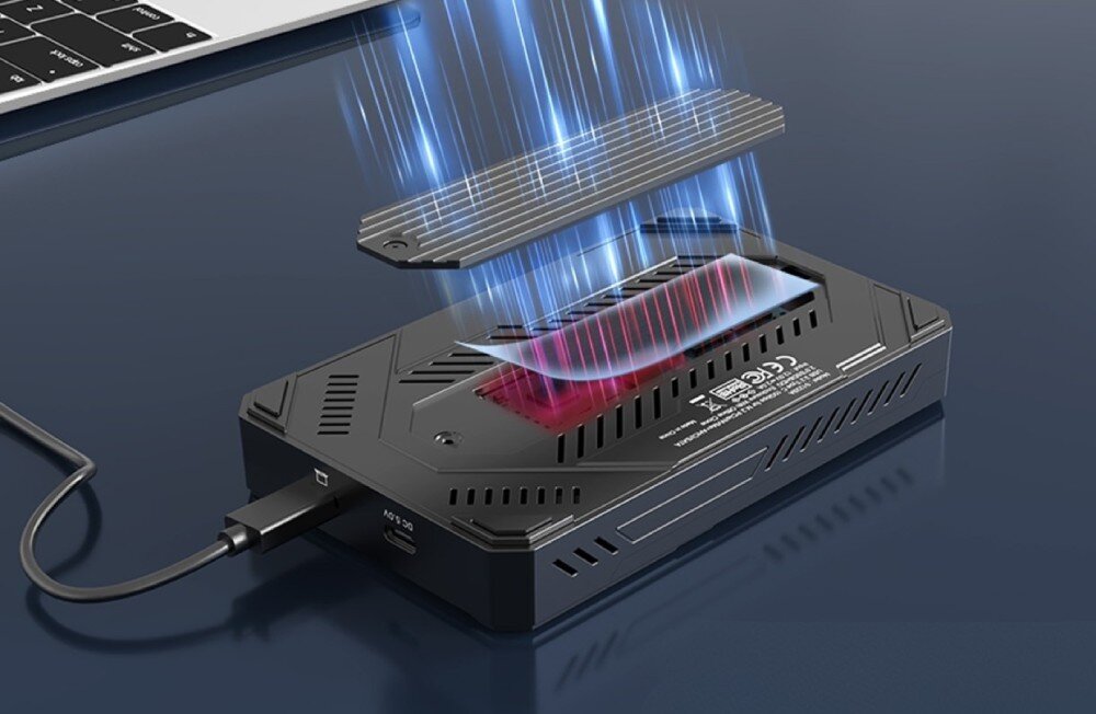 Obudowa dysku UNITEK S1229CBK01 Ilustracja techniczna pokazująca wnętrze urządzenia. Nad otwartą obudową unoszą się elementy układu chłodzenia, w tym metalowy radiator oraz podkładka termiczna