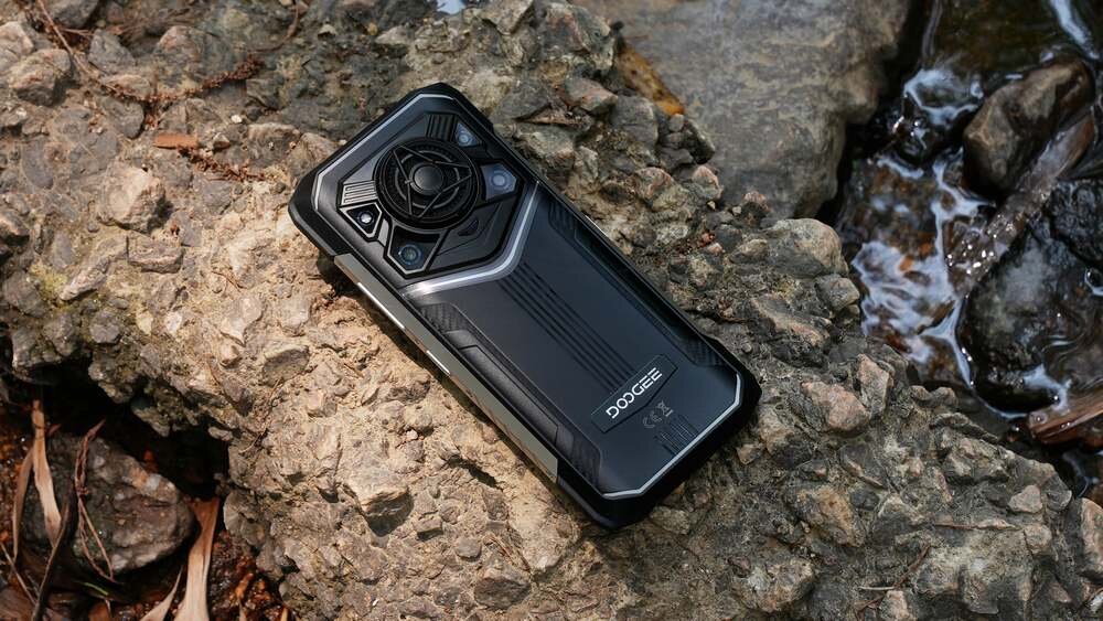 Smartfon DOOGEE Blade 20 Play na skałach