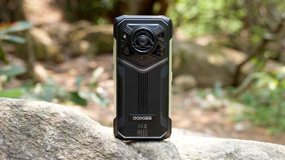 Smartfon DOOGEE Blade 20 Play na kamieniu