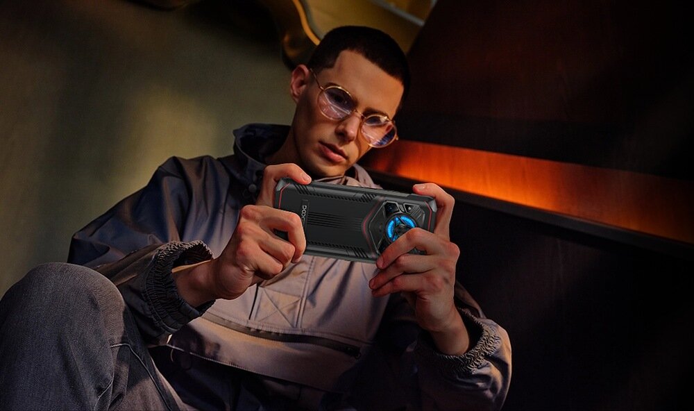 Smartfon DOOGEE Blade 20 Play człowiek gra na smartfonie