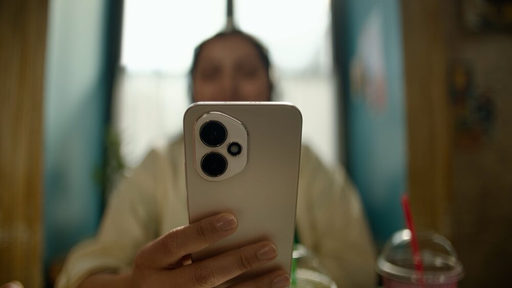 Smartfon HONOR 400 trzymany w dłoni   