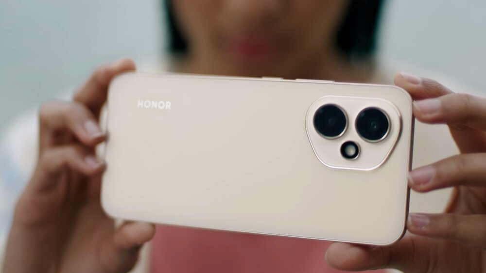 Smartfon HONOR 400 w dłoniach   