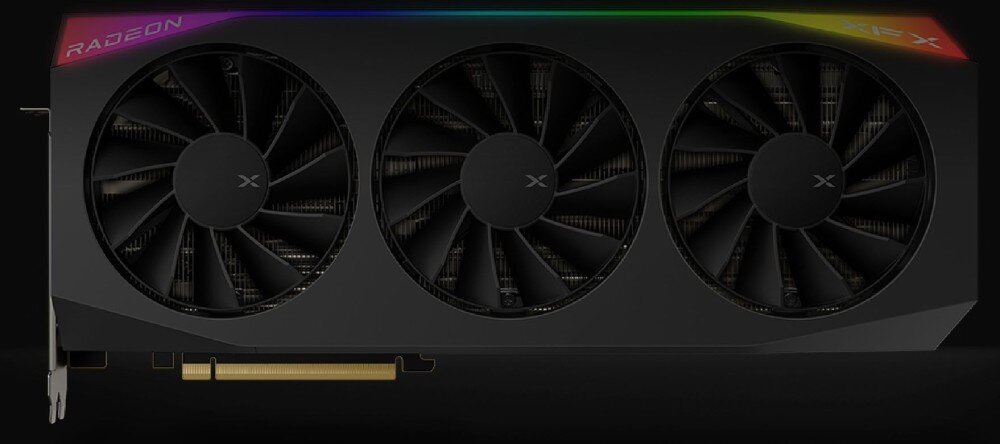 Komputer MAD DOG DEEPCOOL-A06WR64WP Widok na kartę graficzną z trzema wentylatorami na froncie. W górnej części obudowy widoczny jest podświetlany pasek z napisami 'RADEON' i 'XFX'. Karta ma czarną obudowę o matowym wykończeniu, karta graficzna, wydajność, technologie, podświetlenie