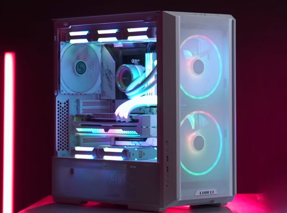 Komputer MAD DOG LIANLI-WH-A01WR32WH Komputer w białej obudowie z włączonym podświetleniem RGB wewnątrz, widoczne elementy chłodzenia cieczą i karta graficzna, przeznaczenie, podzespoły, testy