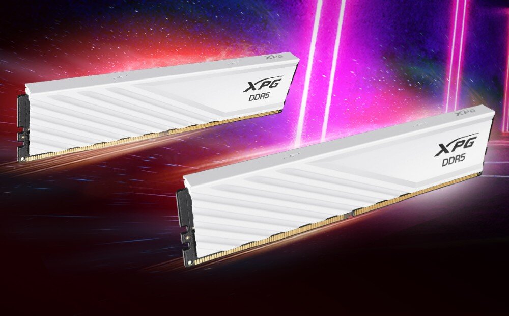 Komputer MAD DOG LIANLI-WH-A01DR64 Dwie kości pamięci RAM DDR5 z serii XPG. Posiadają aluminiowe radiatory z podświetleniem RGB, tło w kolorach fioletu i czerwieni, pamięć RAM, taktowanie, opóźnienia, AMD EXPO