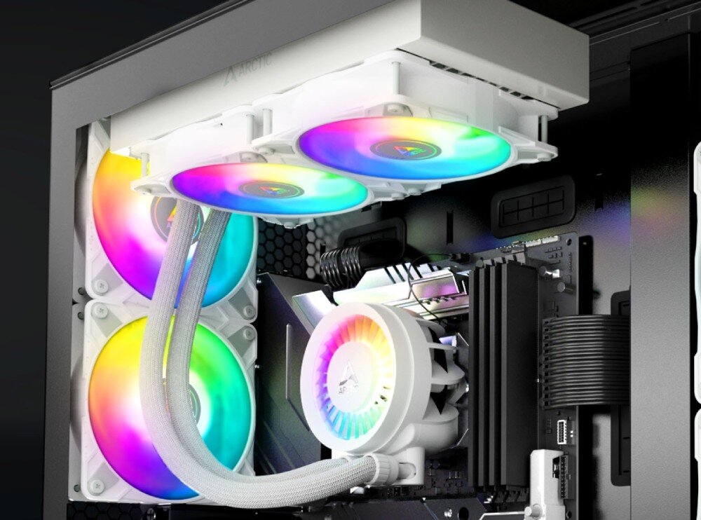 Komputer MAD DOG LIANLI-WH-A01WR64WP Wnętrze komputera z chłodzeniem cieczą, widoczne trzy wentylatory u góry, dwa z tyłu i element chłodzenia CPU z podświetleniem RGB, chłodzenie wodne procesora, pompa, chłodnica, temperatura