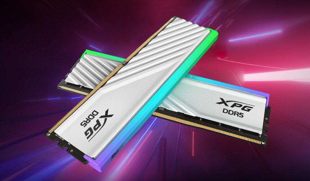 Komputer MAD DOG Powered by Gigabyte C500-ICE-A01WR32WH Dwie kości pamięci RAM DDR5 z serii XPG. Posiadają aluminiowe radiatory z podświetleniem RGB, tło w kolorach fioletu i czerwieni, pamięć RAM, taktowanie, opóźnienia, AMD EXPO