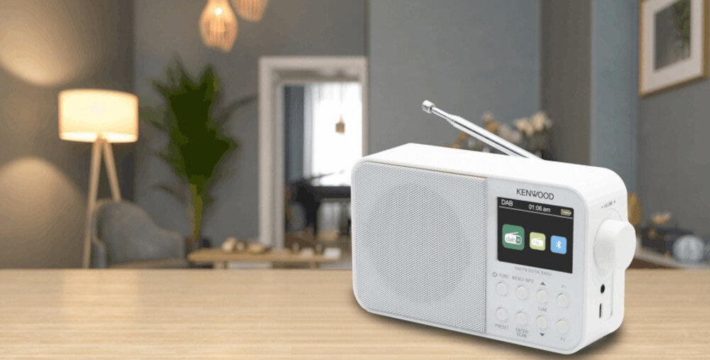 KENWOOD CR-M30DAB-W cyfrowy tuner DAB+ FM RDS 40 stacji, radio po skosie stojące na blacie w pokoju