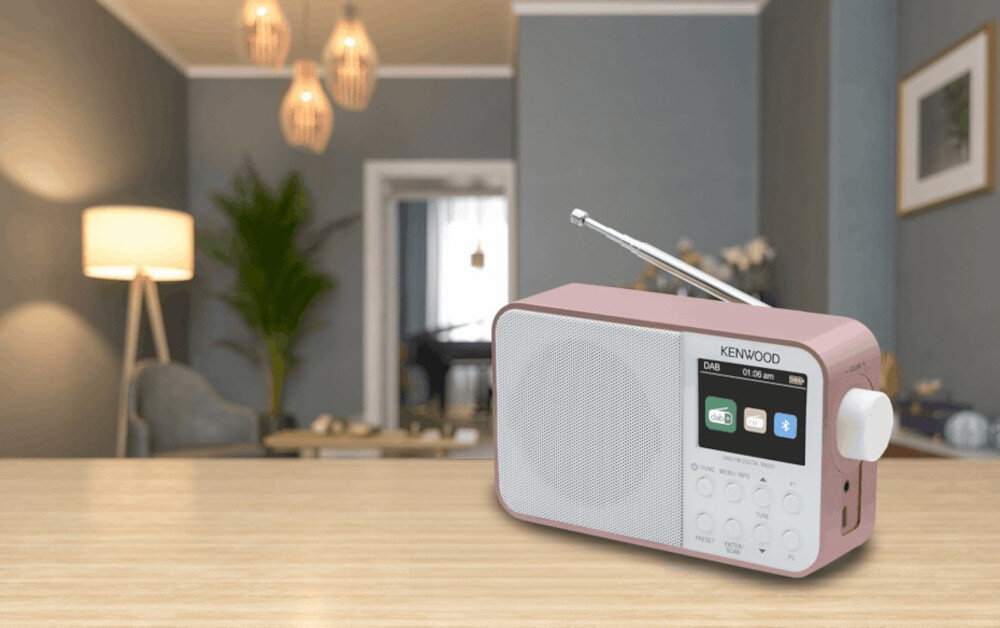 KENWOOD CR-M30DAB-W akumulator 2000 mAh zasilanie sieciowe 7 godzin, radio po skosie stojące na blacie w pokoju