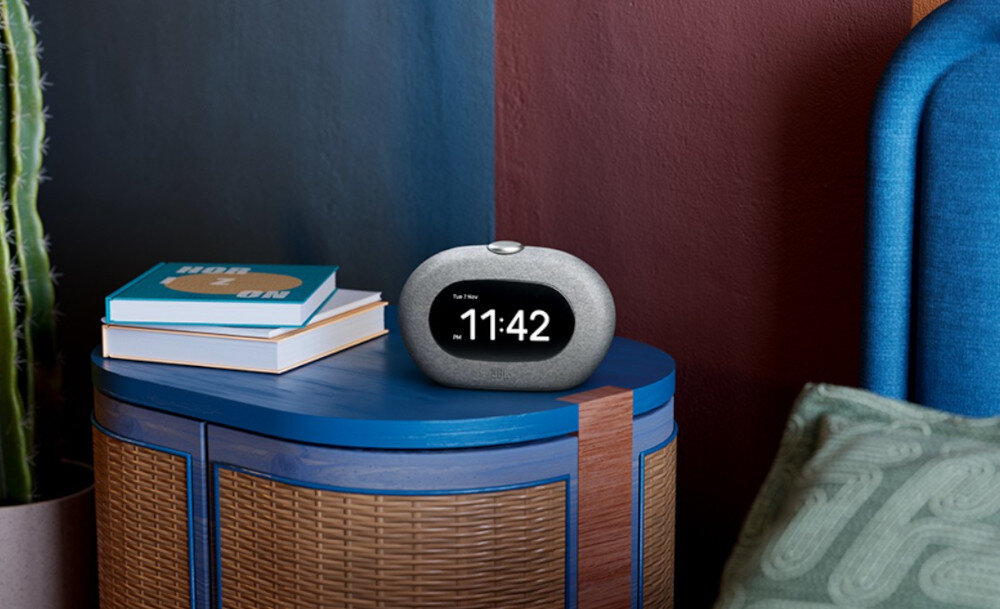 Radiobudzik JBL Horizon 3 z dźwiękiem JBL Pro, radio DAB FM i oświetlenie poranne, radiobudzik stojący na stoliku w pomieszczeniu