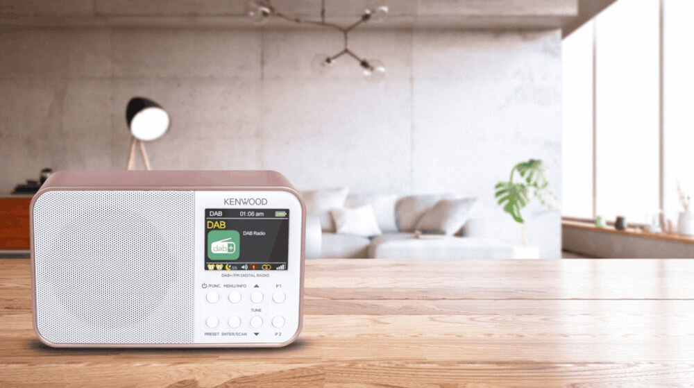 KENWOOD CR-M30DAB-R przenośne radio DAB+ mobilność jakość dźwięku, radio od frontu stojące na blacie w pokoju
