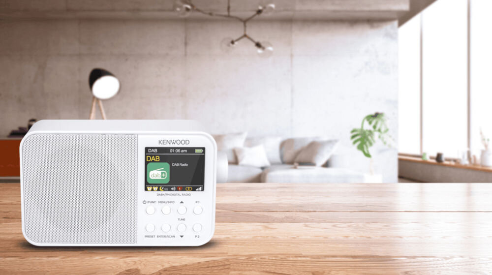 KENWOOD CR-M30DAB-R wyświetlacz TFT 2,4 cala czytelny podgląd stacji, radio od frontu stojące na blacie w pokoju