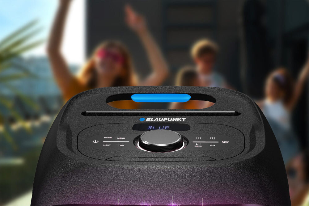 Power audio BLAUPUNKT PB100X - USB-C – podwójna korzyść, Pierwszy port ładuje smartfon, DRUGI ODTWARZA PLIKI, kadr panelu sterującego