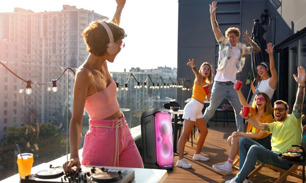 Power audio BLAUPUNKT PB100X - AUX – wolność wyboru, aux in , aux out, kobieta dstojąca przy kontrolerze dj , impreza na balkonie