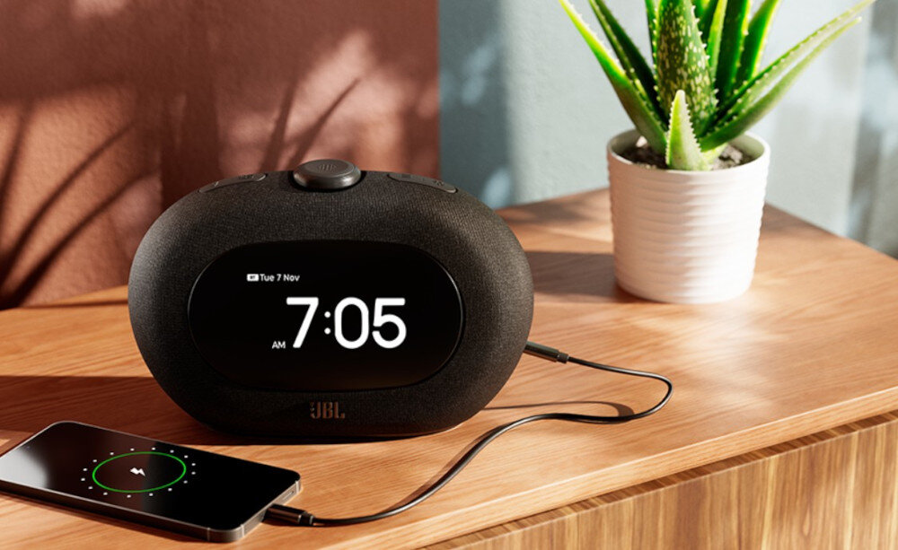 Radiobudzik JBL Horizon 3 z dźwiękiem JBL Pro, radio DAB FM i oświetlenie poranne, radiobudzik stojący na komodzie w pomieszczeniu
