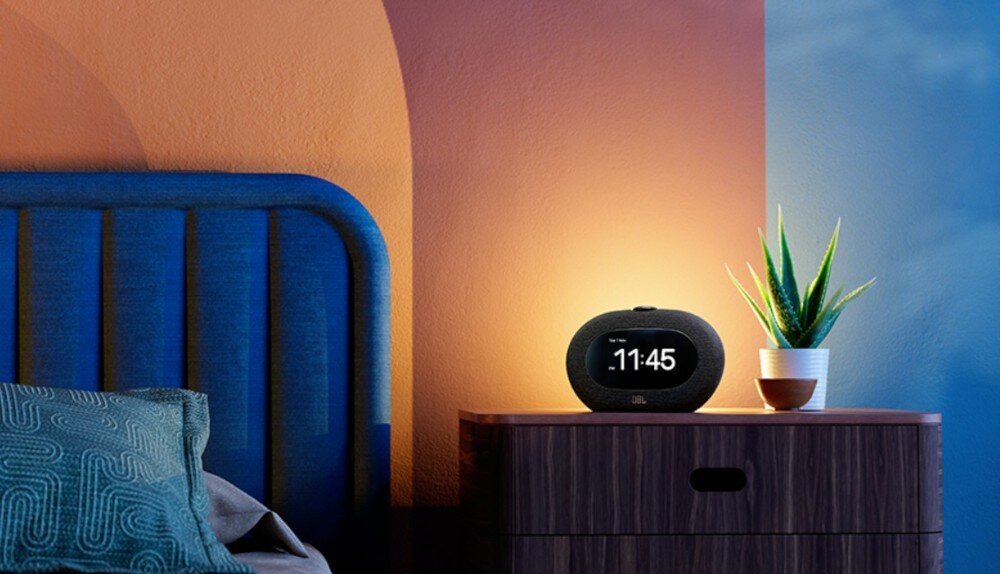 Radiobudzik JBL Horizon 3 radio DAB DAB+ FM oraz Bluetooth streaming, radiobudzik stojący na szafce obok łóżka