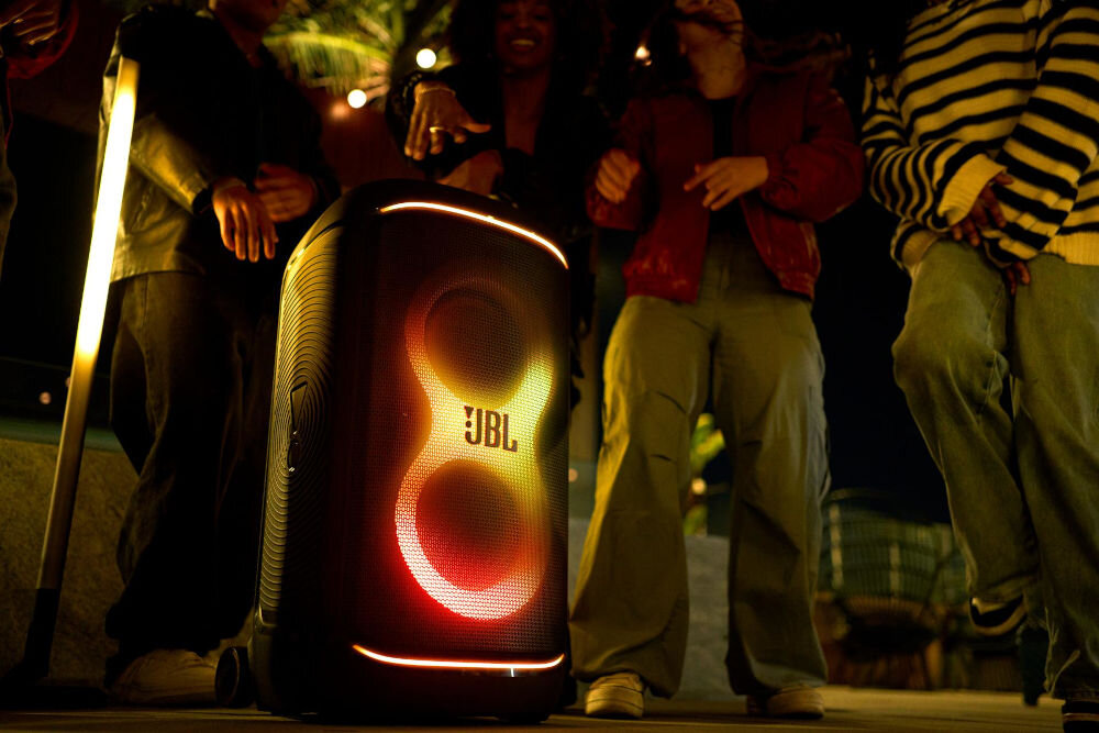 Power audio JBL PartyBox 520 - Doładuj i graj dalej, około 10 minut ładowania, by zyskać około 2 godziny muzyki, Głośnik stojący na podłodze pośród ludzi
