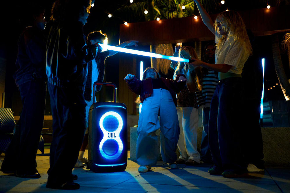 Power audio JBL PartyBox 520 - Impreza z Auracast™, osoby grające w limbo w rytm muzyki, obok Power audio